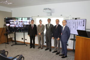 開所式に出席した左から矢野理事長、江口JICA所長、桑名総領事、洲崎基金所長、日下野名誉理事長
