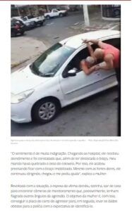 罵詈雑言を浴びせながら暴行する男性と、腕をつかまれて身動きがとれなくなっている被害者（１４日付Ｇ１サイトの記事の一部）