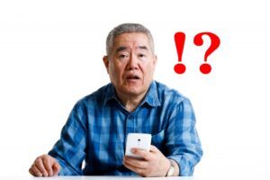 携帯電話の画面を見て驚く高齢者（写真ＡＣより、photoBさん）