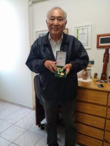 受賞したメダルを持つ谷口副会長（提供写真）