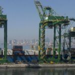 コンテナの積み込み作業中の貨物船（Arquivo/26.07.2012/Tania Rego/Agencia Brasil)