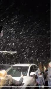 サンタカタリーナ州ボン・ジャルジン・ダ・セラ市で雪が降っている様子（フェイスブック、https://fb.watch/d5aOUIeM-a/）