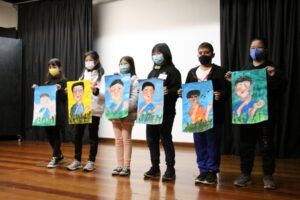 年齢別に出来上がった作品を見せる生徒たち