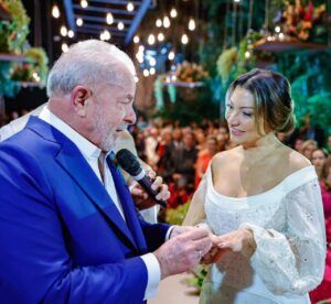 新婦ジャンジャさん（右）に結婚指輪をはめるルーラ（ルーラ公式サイト、Ricardo Stuckert）