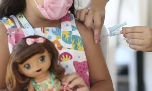 進展が停滞気味の子供への接種（José Cruz/Agência Brasil）
