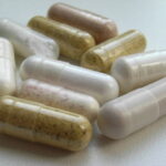 粉状の医薬品を入れたカプセル（ElsBrinkerink, via Wikimedia Commons）