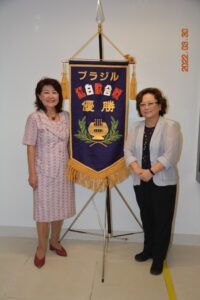 北川ジューリア好美さんと山下リジアブラジル日本移民史料館運営委員長（左から）