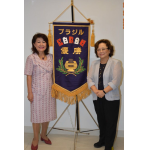 北川ジューリア好美さんと山下リジアブラジル日本移民史料館運営委員長（左から）