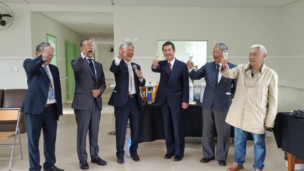 乾杯している様子（右から岡本管理長、真野第５副会長、江口所長、頃末評議委員長、桑名総領事、小田会長）