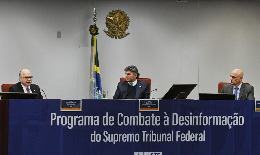 偽情報撲滅計画の立ち上げ発表（左から、ファキン、フクス、モラエスの各判事）(Carlos Moura/SCO/STF)