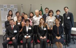 派遣着任式に参加したJICA関係者と派遣先団体関係者。前列左から江口所長、多賀さん、櫻田さん、川村次長