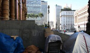 サンパウロ市市立劇場脇に張られた路上生活者らのテント（Rovena Rosa/Agencia Brasil)