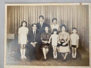 父親の保（やす）さん（前列左から２人目）が元気な頃の家族写真（年代不明、提供写真）