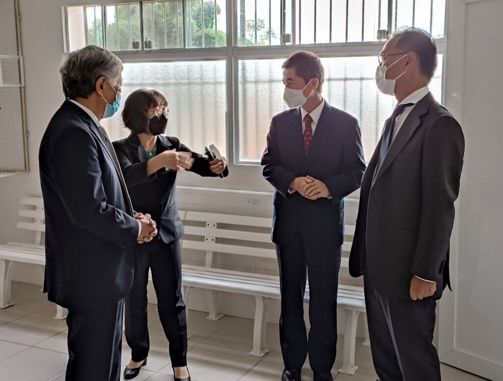 川守田事務部長（左から２番目）の案内で改修された設備を見学している際の様子