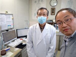 高岡滋医師とともに水俣市・協立クリニックにて（２０２２年４月、提供写真）