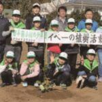 イペーの植樹活動を行い開花させた田平南小「緑の少年団」の皆さん（提供写真）