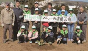 イペーの植樹活動を行い開花させた田平南小「緑の少年団」の皆さん（提供写真）