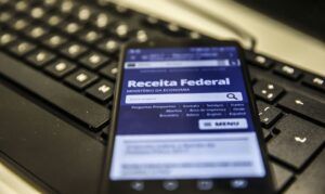 携帯電話での確定申告用の画面（Marcello Casal Jr./Agencia Brasil)
