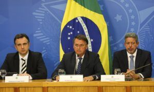 上下両院議長らも参加して行われた６日の記者会見（Fabio Rodrigues Pozzebom/Agencia Brasil)