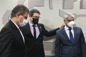 上院外部委員会（左からトラド、ロドリゲス、コスタ上議、Pedro França/Agência Senado）