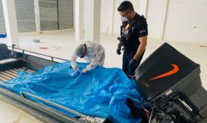 オリヴェイラ容疑者のボートから見つかった血痕の鑑識作業（Comunicacao Social-SR/PF/A)