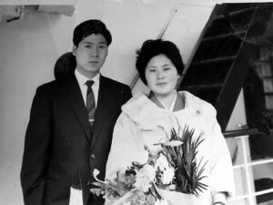 清兄さんと神戸港出航前に写す。１９６２年２月２日（提供写真）