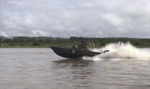 捜索活動中の連警警官（Superintendencia da Policia Federal no Amazonas)