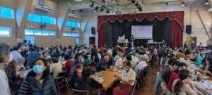 食事とビンゴを楽しむ来場者で埋まる会場