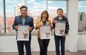編集部に訪れた上原副会長、下本会長と原田理事（左から）