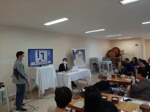 嶋脇さんがルール説明している様子（JICA Brazil Office Facebookより）