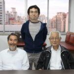 案内に来社した村井元理事長、嶋脇さん、小池理事（右から）