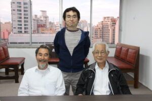 案内に来社した村井元理事長、嶋脇さん、小池理事(右から)