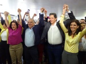 ７月２０日、フランサ氏から政策プランがハダジ氏に渡された会場。左からフランサ夫人、マルシオ・フランサ氏、フェルナンド・ハダジ氏、ハダジ夫人