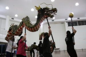 文協体育館で毎週月曜に行われている龍踊りの練習(7月4日撮影)