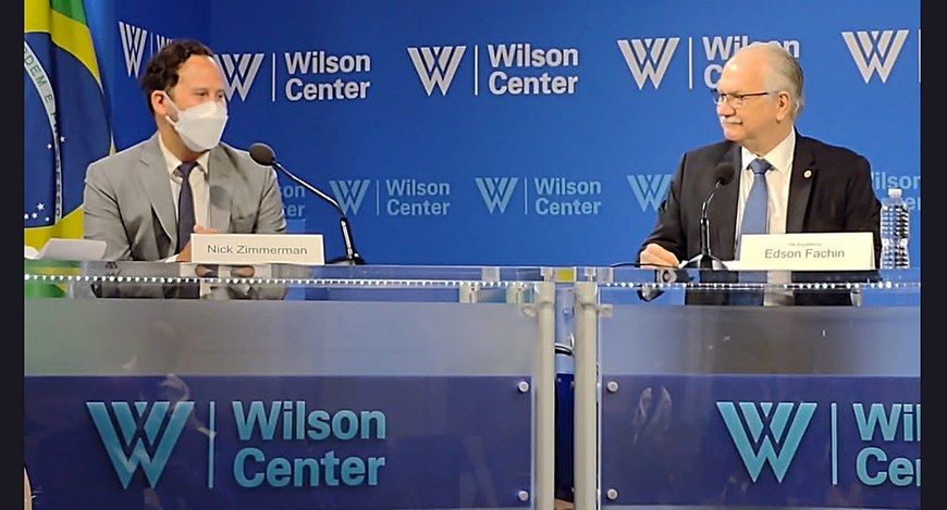 ６日のファキン判事（左）（ＴＳＥ）