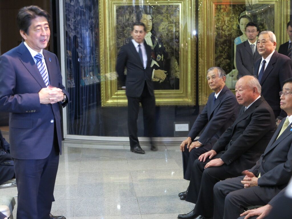 文協９階で日系団体代表と親身になって懇談する安倍首相