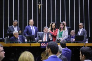 議会運営をするアルトゥール・リラ下院議長(Foto Michel Jesus/Câmara dos Deputados)