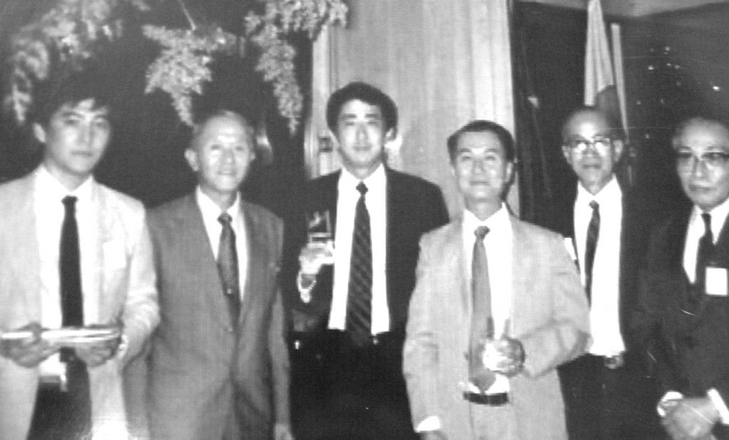 １９８５年１０月１日、秘書時代の安倍総理（中央）と山口県人会の皆さんがシーザーパークホテルで懇談会をしたときの写真