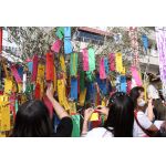 リベルダーデ日本広場で短冊を飾る人たち（１０日午後２時半頃撮影）