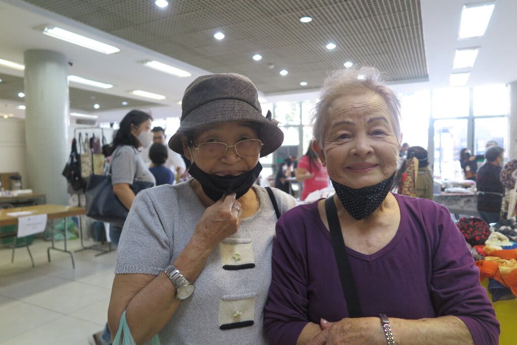 左から鈴木芳子さんと匿名希望の８２歳女性（宮崎県出身）