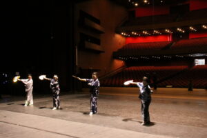 本番前の舞台稽古を行う「日系踊り会」のメンバー