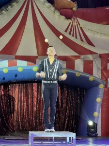 イタクアケセトゥーバのショッピングセンターで開催中のサーカス（Mariana Reder）