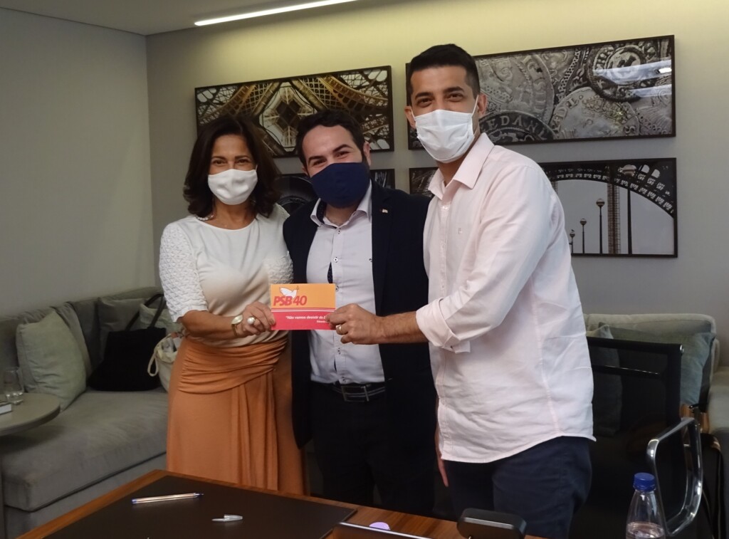 ジャロール氏がPSDに入党署名した時。左がルシア・フランサ夫人、右がカイオ・フランサ・サンパウロ州議員