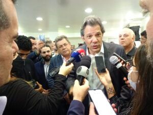 フランサ氏から政策プランが渡されたことについて記者会見を受けるハダジ氏