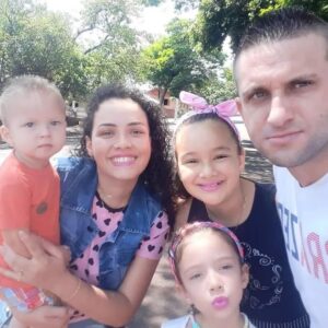 ガルシア容疑者とその家族(左からミゲル君、カシエレさん、カミリちゃん、アマンダさん)(Reprodução/Facebook)