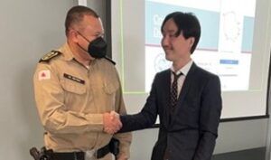 エドゥアルド・フェリスベルト・アウヴェスミナス軍警副総司令官と梶田晴司さん