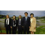 後小畑のパネルの前で記念撮影する（左から）西村顧問、伊藤事務局長、要田会長、安倍総理、昭恵夫人