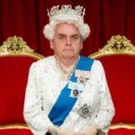 インターネット上で出回っている「女王陛下になったボルソナロ」のオモシロ画像（Reprodução/Twitter）