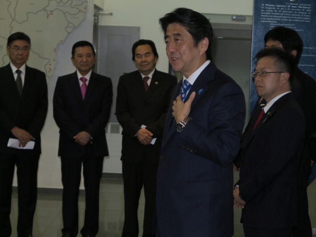 日系政治家と懇談する安倍首相