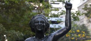 故マリエレ市議の銅像（Fernando Frazao/Agencia Brasil）
